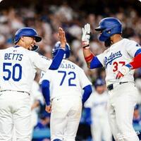 　６回、逆転３ランを放ったＴ・ヘルナンデスを迎えるベッツ（ロサンゼルス・ドジャース提供）