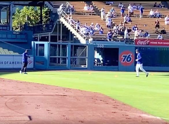 　スミスコーチとトレーニングを行う佐々木（撮影・小林信行）