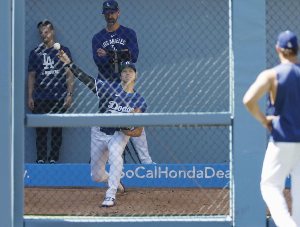 　ブルペンで投球するドジャース・大谷。手前はカーショー（共同）