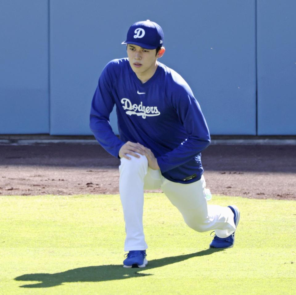 　ウオーミングアップするドジャース・佐々木（共同）