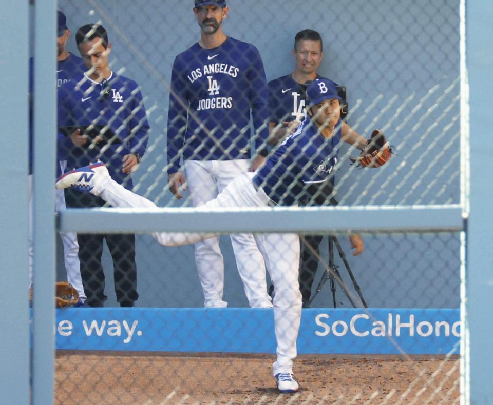 　ブルペンで投球するドジャース・大谷（共同）