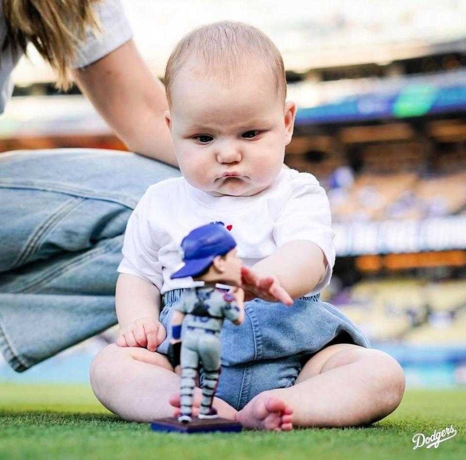 　スミスのボブルヘッド人形をさわる次女・レイトンちゃん（ロサンゼルス・ドジャース提供）