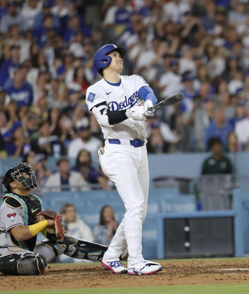 　ダイヤモンドバックス戦の６回、右飛に倒れたドジャース・大谷（共同）