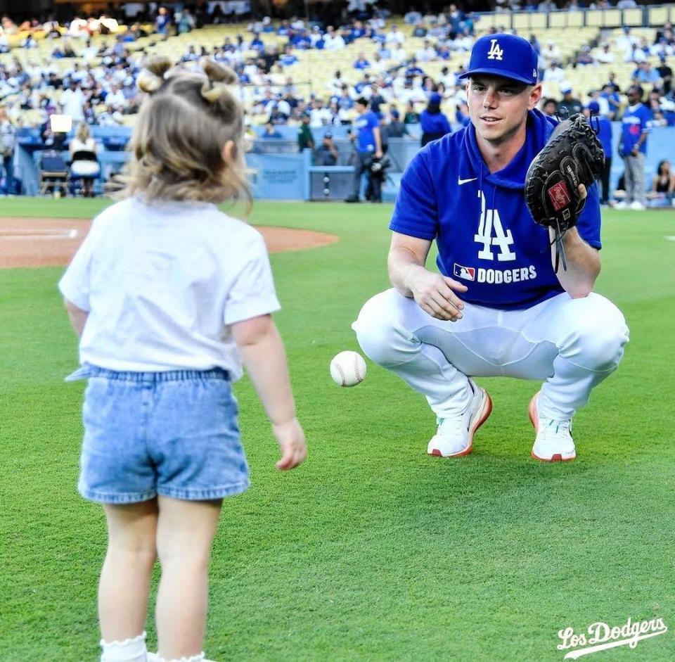 　始球式前にスミスと練習する長女・シャーロットちゃん（ロサンゼルス・ドジャース提供）