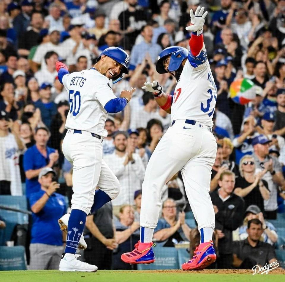 　６回、逆転３ランを放ってポーズを決めるＴ・ヘルナンデスとベッツ（ロサンゼルス・ドジャース提供）