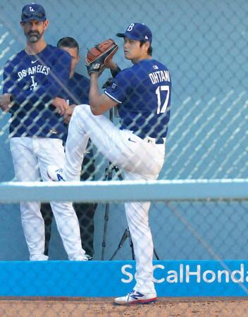 　ブルペンで投球するドジャース・大谷（共同）