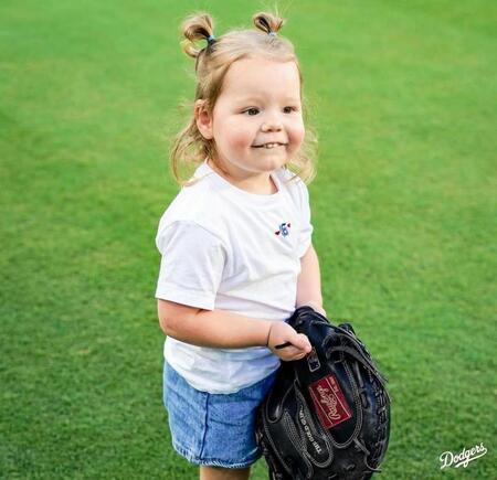 　スミスのミットを持つ長女・シャーロットちゃん（ロサンゼルス・ドジャース提供）