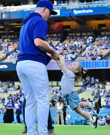 ドジャース 専属カメラマンが紹介したスミス&長女のほっこりシーン 父を見つめる愛娘の目が 親子愛あふれる