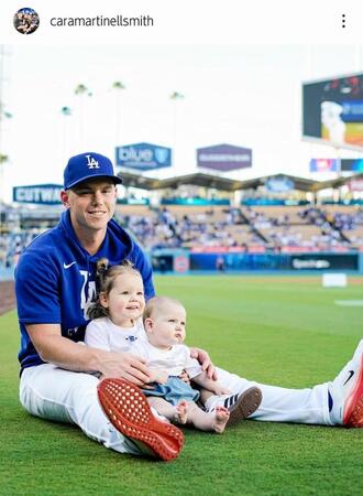 　スミスと長女・シャーロットちゃん、次女・レイトンちゃん。妻・カラさんのインスタグラム（ｃａｒａｍａｒｔｉｎｅｌｌｓｍｉｔｈ）より