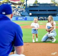 　始球式を務めたスミスの長女・シャーロットちゃん（ロサンゼルス・ドジャース提供）
