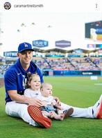 　スミスと長女・シャーロットちゃん、次女・レイトンちゃん。妻・カラさんのインスタグラム（ｃａｒａｍａｒｔｉｎｅｌｌｓｍｉｔｈ）より