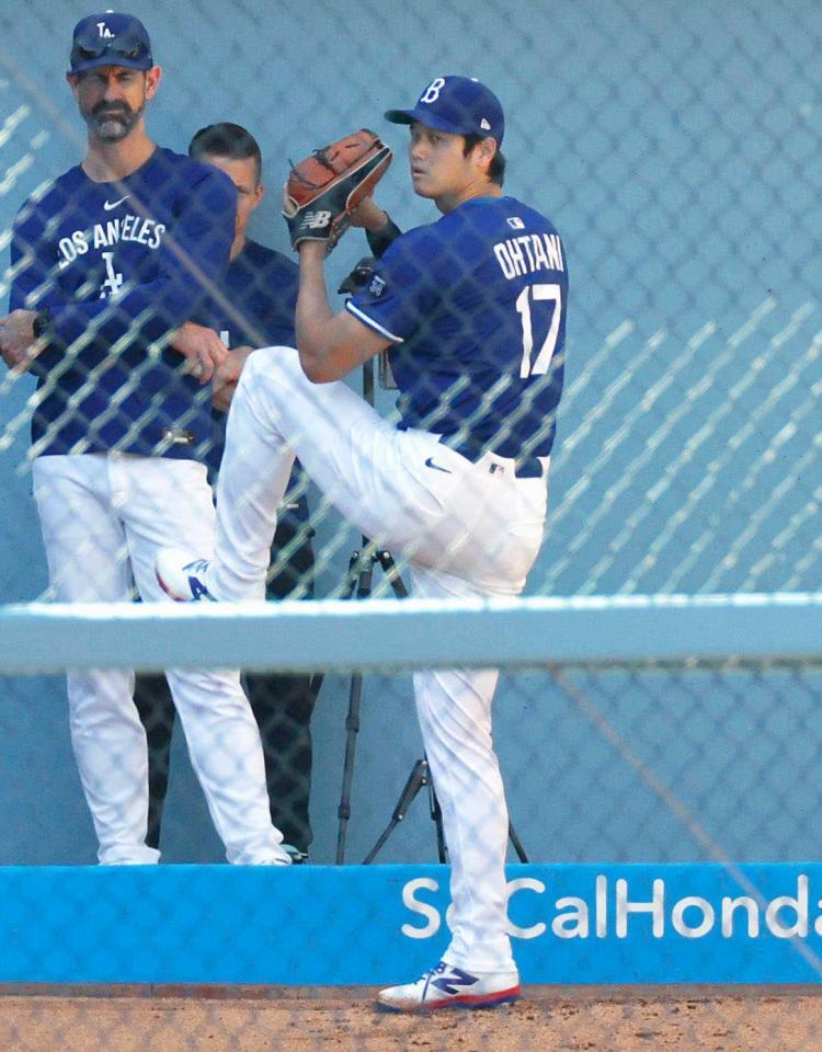 　ブルペンで投球するドジャース・大谷（共同）