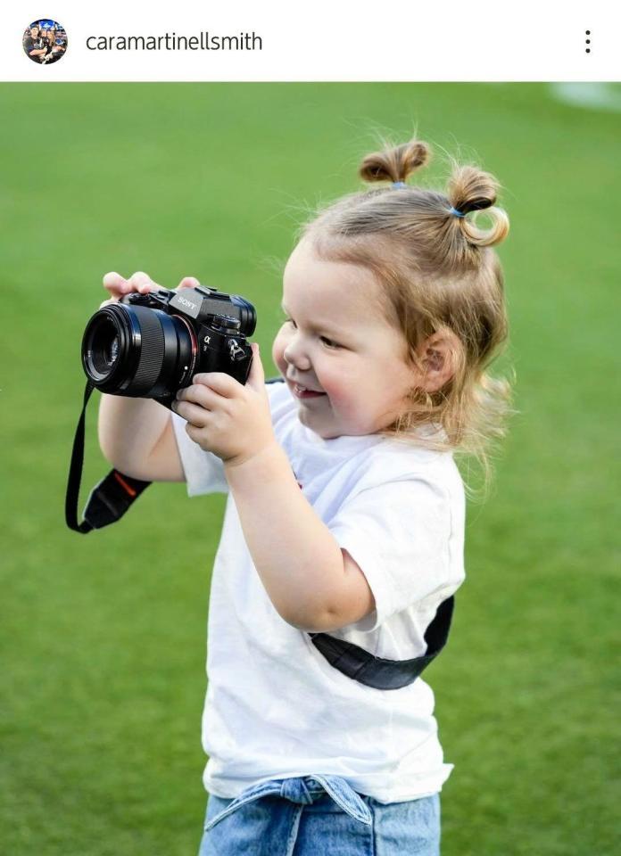 　スミスにカメラを向ける長女・シャーロットちゃん。妻・カラさんのインスタグラム（ｃａｒａｍａｒｔｉｎｅｌｌｓｍｉｔｈ）より