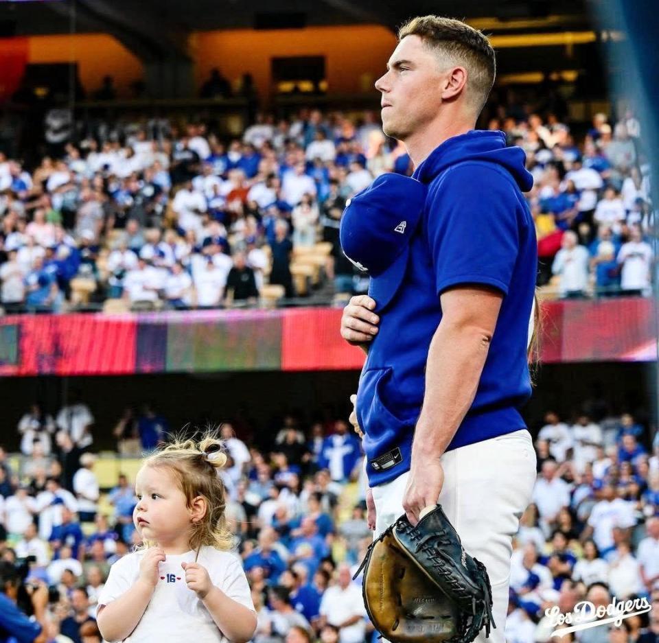 　帽子を胸に当てるスミスと長女・シャーロットちゃん（ロサンゼルス・ドジャース提供）