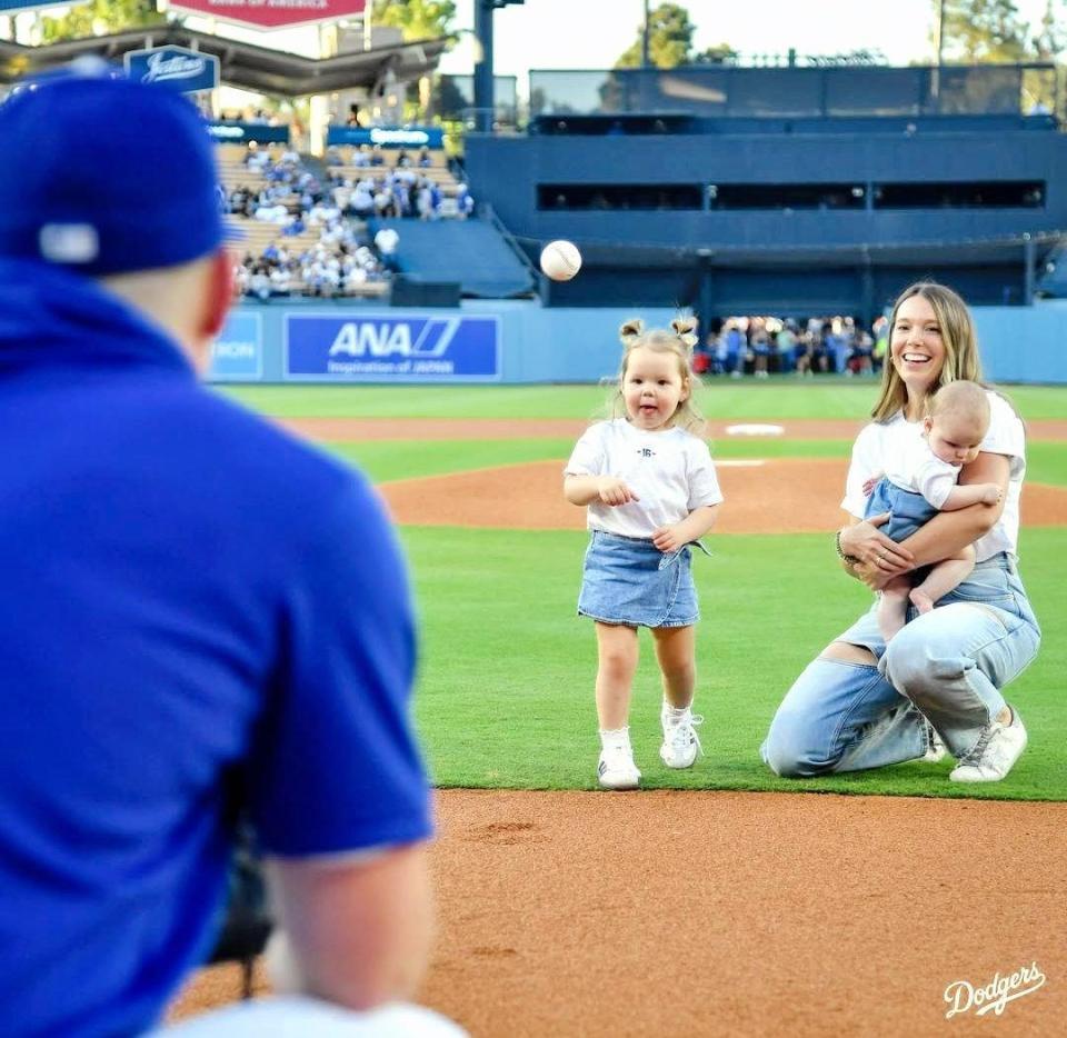 　始球式を務めたスミスの長女・シャーロットちゃん（ロサンゼルス・ドジャース提供）