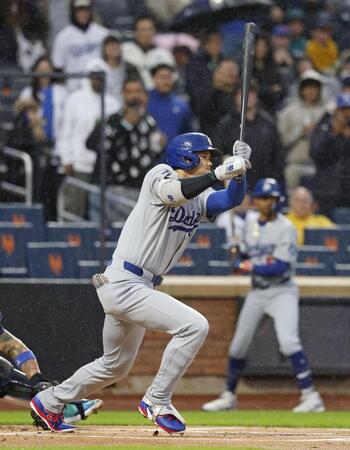 　１回、投ゴロに倒れる大谷（共同）