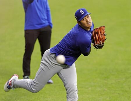 　試合前、キャッチボールする大谷（共同）