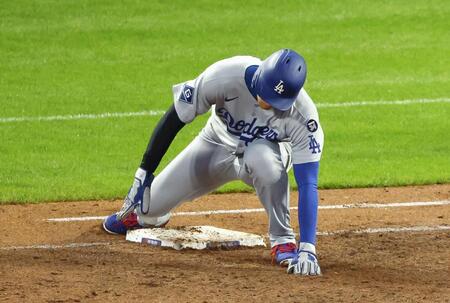 　３回、ベッツの飛球で一塁からタッチアップする際に足を滑らせる大谷（共同）