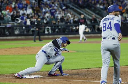 　３回、ベッツの飛球で一塁からタッチアップする際に足を滑らせる大谷（左）＝共同