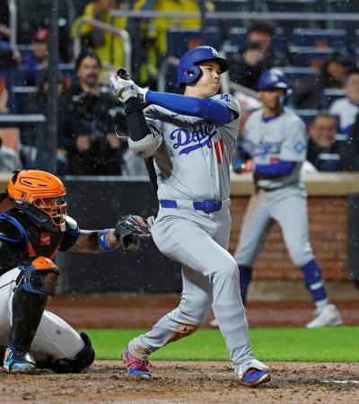 　メッツ戦の９回、右前打を放つドジャース・大谷＝ニューヨーク（共同）