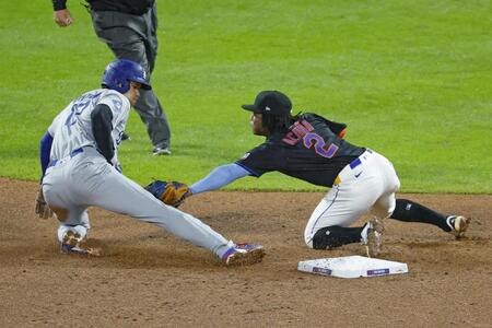 　９回、二盗に失敗する大谷（共同）