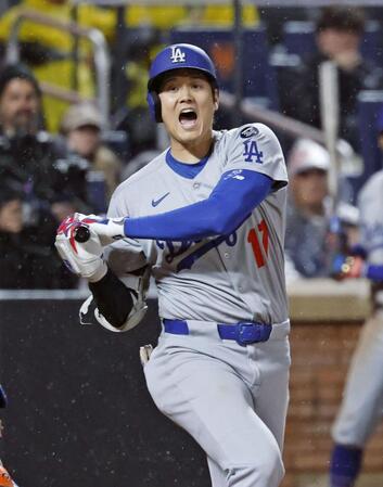 　９回、ファウルを打ち声を上げる大谷（共同）