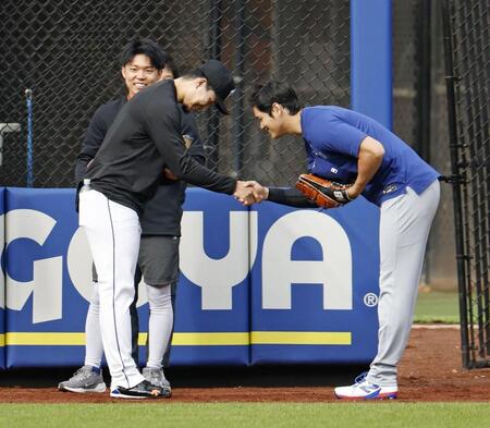 　試合前、あいさつを交わす千賀（左）と大谷（共同）