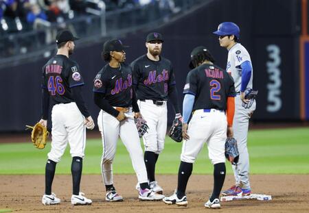 　３回、二塁上で先発キャニング（左端）、リンドア（左から２人目）らと話しながら判定を待つ大谷（右端）＝共同