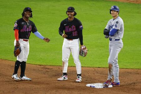 　３回、二塁上でリンドア（中央）らと判定を待つ大谷（右端）＝共同