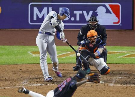 　９回、右前打を放つ大谷（共同）