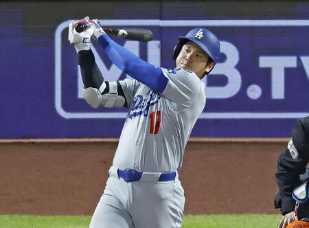 　９回、右前打を放つ大谷（共同）