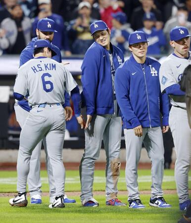 　勝利しタッチを交わす大谷（中央）と山本（右から２人目）＝提供・共同通信社