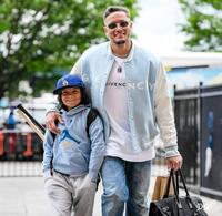 　長男のアーロン君と一緒に球場入りしたロハス（ロサンゼルス・ドジャース提供）