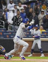 　１回、投ゴロに倒れる大谷（共同）