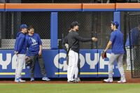 　試合前、談笑する大谷（右端）、山本（左端）、千賀（中央）＝共同