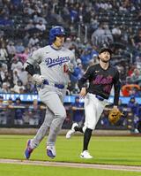 　１回、投ゴロに倒れた大谷。右は投手キャニング（共同）