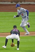 　　１回、投ゴロに倒れた大谷。手前は投手キャニング（共同）