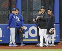 　試合前、談笑する山本（左端）と千賀（右手前）＝共同