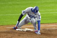 　３回、ベッツの飛球で一塁からタッチアップする際に足を滑らせる大谷（共同）