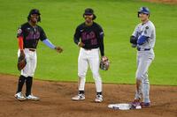 　３回、二塁上でリンドア（中央）らと判定を待つ大谷（右端）＝共同