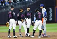 　３回、二塁上で先発キャニング（左端）、リンドア（左から２人目）らと話しながら判定を待つ大谷（右端）＝共同