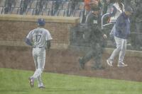 　３回途中、降雨により試合が中断し、ベンチに戻る大谷（１７）＝共同