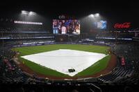 　メッツ－ドジャース戦が降雨のため中断し、シートが掛けられたグラウンド（共同）
