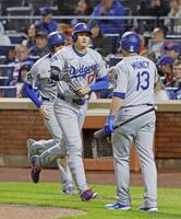 　３回、後続の２点打で生還した大谷（共同）