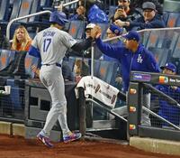 　３回、後続の２点打で生還し、ロバーツ監督（右）とタッチを交わす大谷（共同）