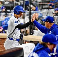 　ベンチ前でタッチをかわす大谷とロバーツ監督（ロサンゼルス・ドジャース提供）