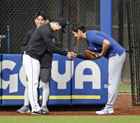 　試合前、あいさつを交わす千賀（左）と大谷（共同）