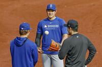 　試合前、談笑する（左から）山本、大谷と千賀（共同）