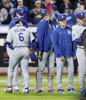 　勝利しタッチを交わす大谷（中央）と山本（右から２人目）＝提供・共同通信社