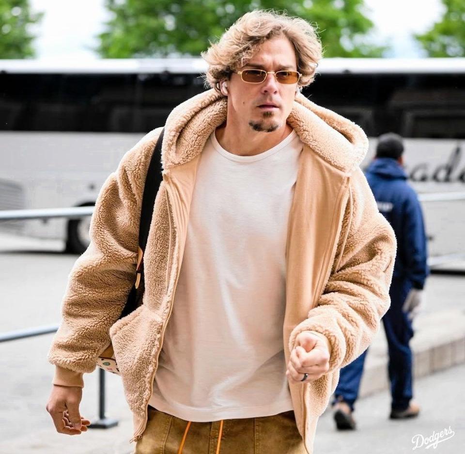 　球場入りしたＫ・ヘルナンデス（ロサンゼルス・ドジャース提供）